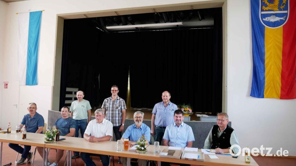 Die Vorstandschaft und Aufsichtsräte mit Franz Penker vom Genossenschaftsverband hoffen bei der 50. Generalversammlung auf eine gute Zukunft für die Qualitätskartoffeln. Bild: gz
