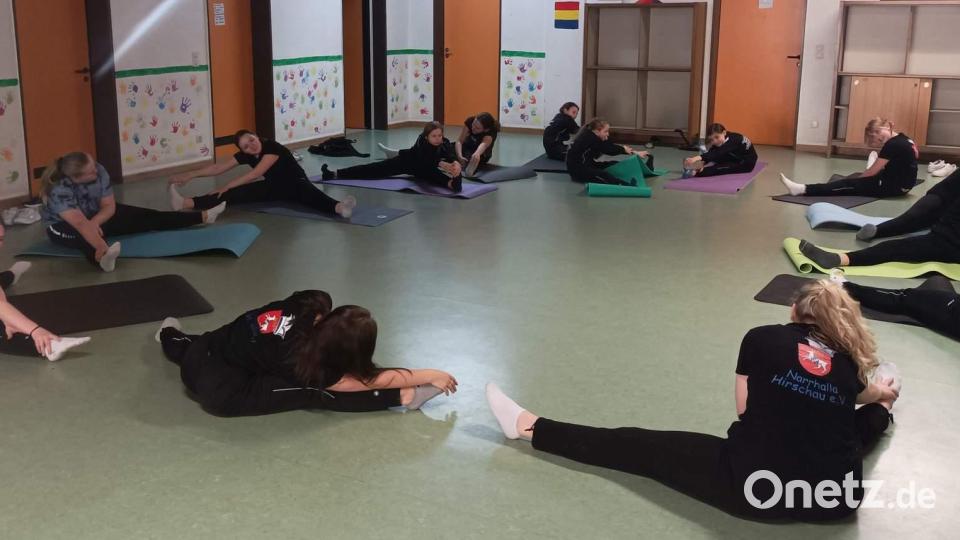 Gardetraining bedeutet harte Arbeit - hier für die Jugendgarde. Trainiert werden Beweglichkeit, Kondition, Ausdauer, Beinführung, Spagat und Salutieren. Bild: u