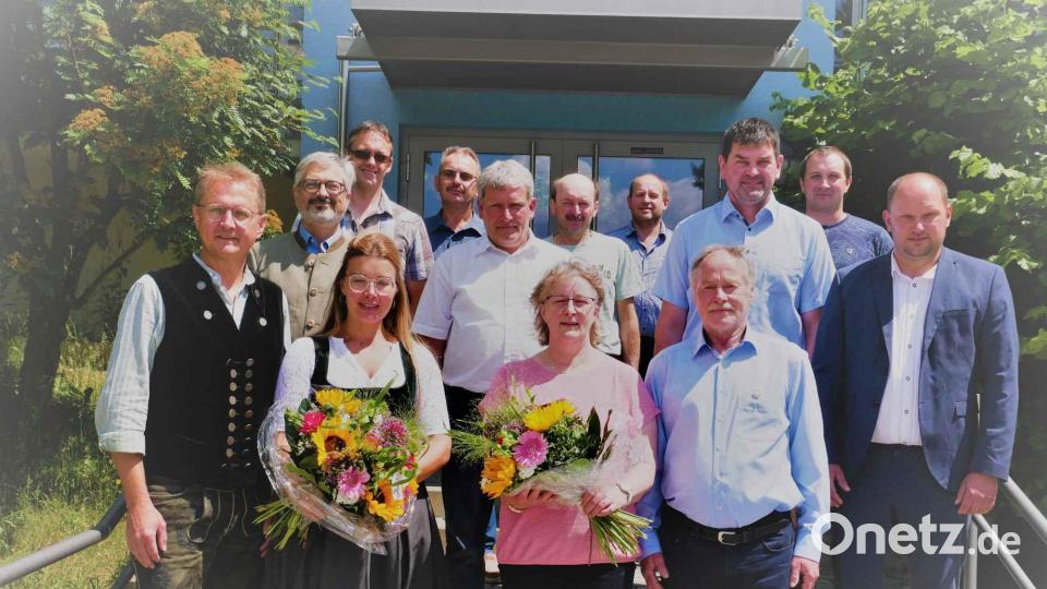 Die Ehrennadel in Gold vom Genossenschaftsverband nach 30 Jahren als Aufsichtsratsvorsitzender erhält Johann Zimmermann. Eine Dankesurkunde nach 25 Jahren als Geschäftsführer gibt es für Franz Schön. Bild: gz
