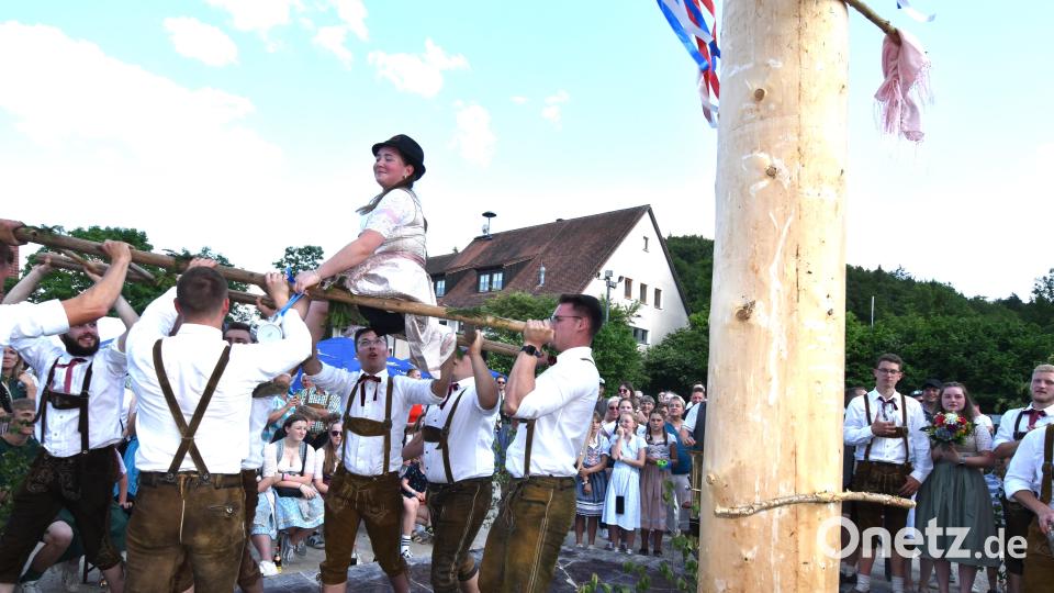 Das Oberkirwamoidl Chiara Howard, ginsend auf der von den Kirwaboum getragenen Leiter, mit dem Hut für ihren Oberkirwaboum Marco Niebler auf dem Kopf. Bild: no