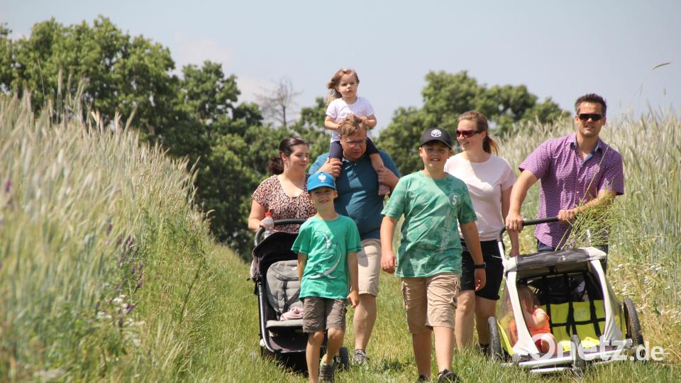 Viel Freude an der Familienwanderung hatten Bürgermeister Rudolf Teplitzky (rechts) mit seiner und einer befreundeten Familie , die flotten Schrittes durch die herrliche Natur marschierten. Bild: frd