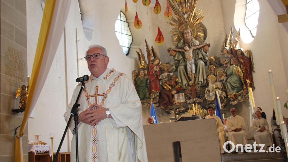 Domprediger Dr. Werner Schrüfer war als Zelebrant und Prediger zu Gast anlässlich des Patroziniums von Hl. Dreifaltigkeit in der Pfarrei seiner Kindheit. Die zentrale Frage in seiner fesselnden Predigt war: &quot;Welche Erfahrungen hast du mit Gott gemacht?&quot; Bild: ads