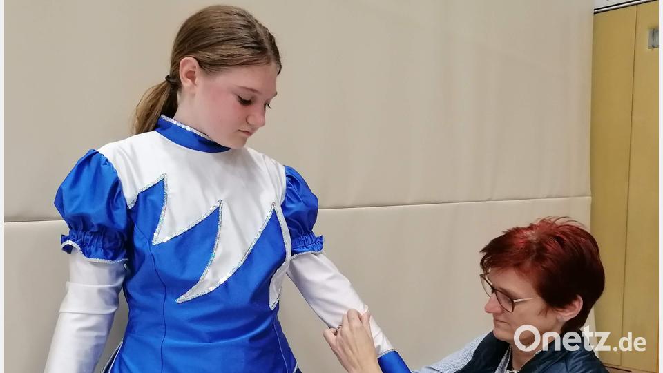 Die Gardemädchen wie hier Marie Merkl sollen ihre Auftritte in optimalem Outfit absolvieren. Dank der vorzüglichen Arbeit von Schneiderin Birgit Panzer ist das garantiert. Bild: u