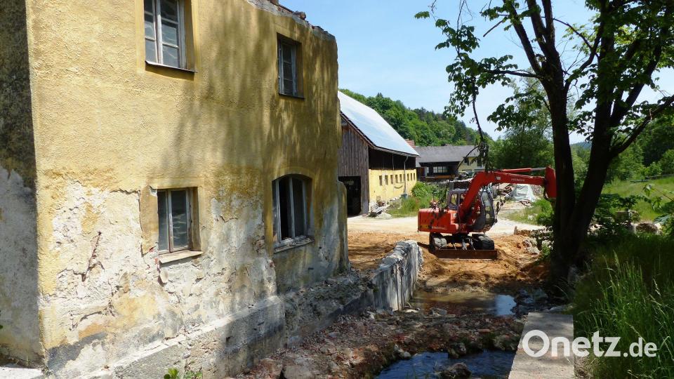Das Triebswerksgehäuse fiel ebenfalls dem Bagger zum Opfer. Der Mühlbach wurde umgeleitet. Bild: jp