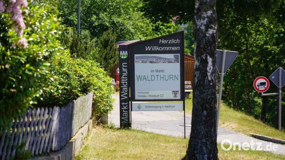 Die Dorfhelden-Tour 2023 macht Halt in Waldthurn. Welche Wette die Bewohner wohl erwartet? Am 16. Juni geht die Aktion über die Bühne. Bild: fvo