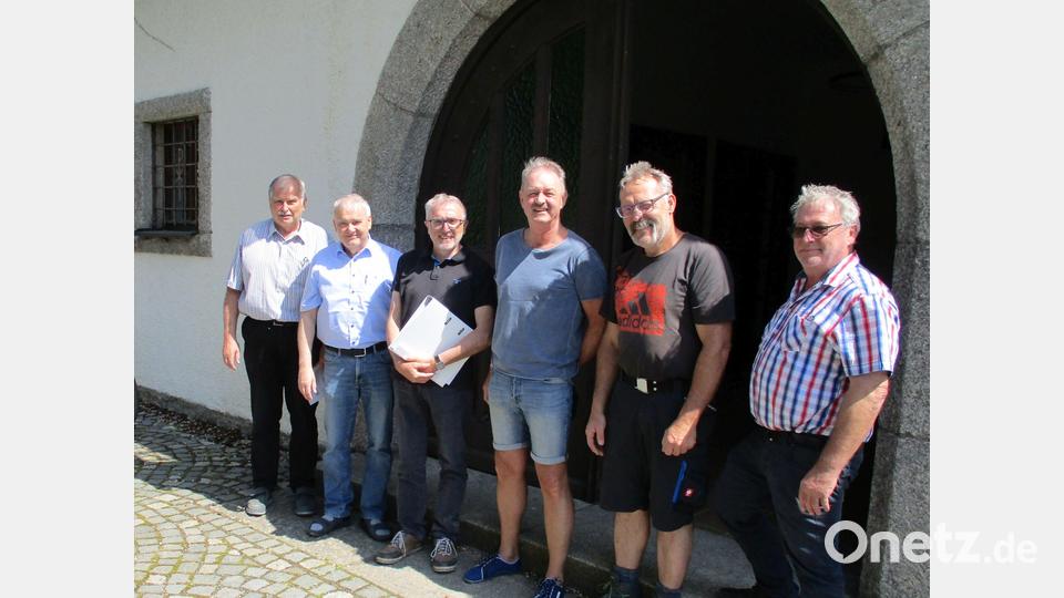 Die Bauausschuss-Mitglieder besichtigten mit Architekt Christian Drehobel (Dritter von links) die Friedhofshalle und besprachen den weiteren Sanierungsverlauf. Bild: Gemeinde Kulmain/exb