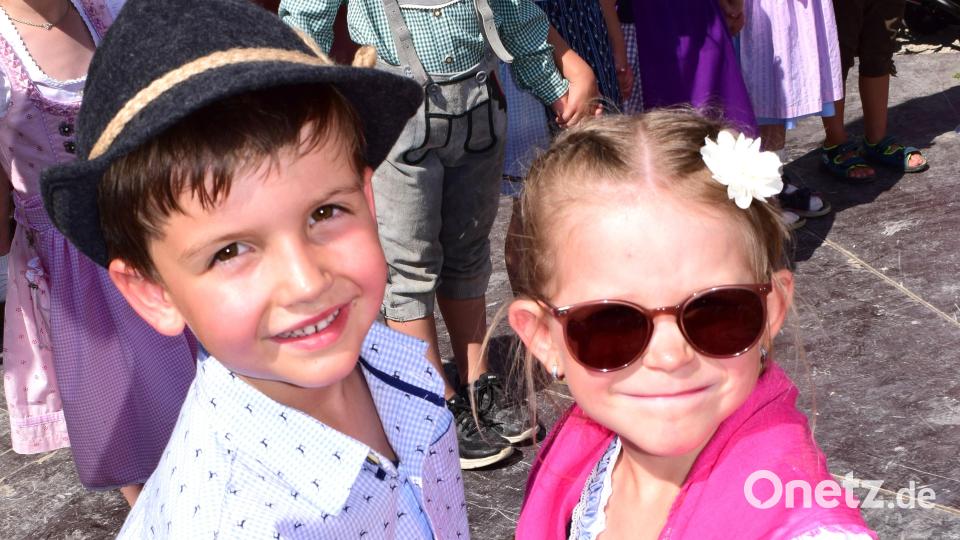 Selbstbewusst zeigt sich das frisch gekürte Kinder-Oberkirwapaar Paul Dehling und Malina Munkert dem Fotografen. Bild: no