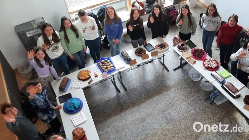 Mit ihrem Kuchenverkauf nahmen die Realschüler wieder mehr als 600 Euro ein, die sie nun spenden. Bild: dob