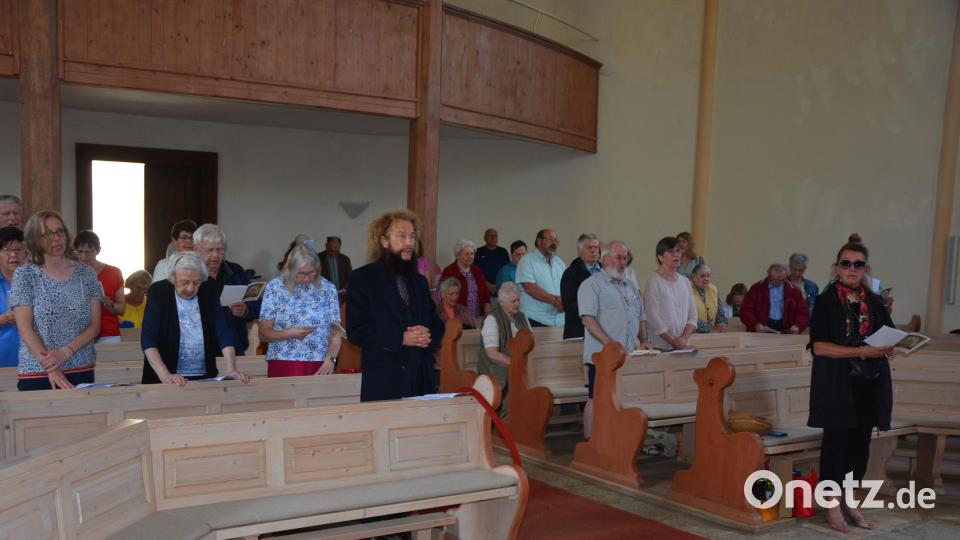 Zahlreiche Gläubige, vor allem aus dem Stiftland, waren am Sonntagnachmittag zum Gottesdienst in die Wallfahrtskirche Maria Loreto gekommen. Bild: jr