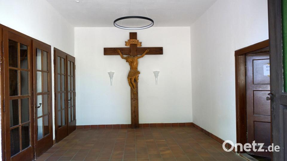 In der Kulmainer Friedhofshalle sollen in den nächsten Monaten unter anderem die Wände und die Bodenbeläge saniert werden. Die Arbeiten sollen möglichst im Herbst abgeschlossen werden. Bild: bkr