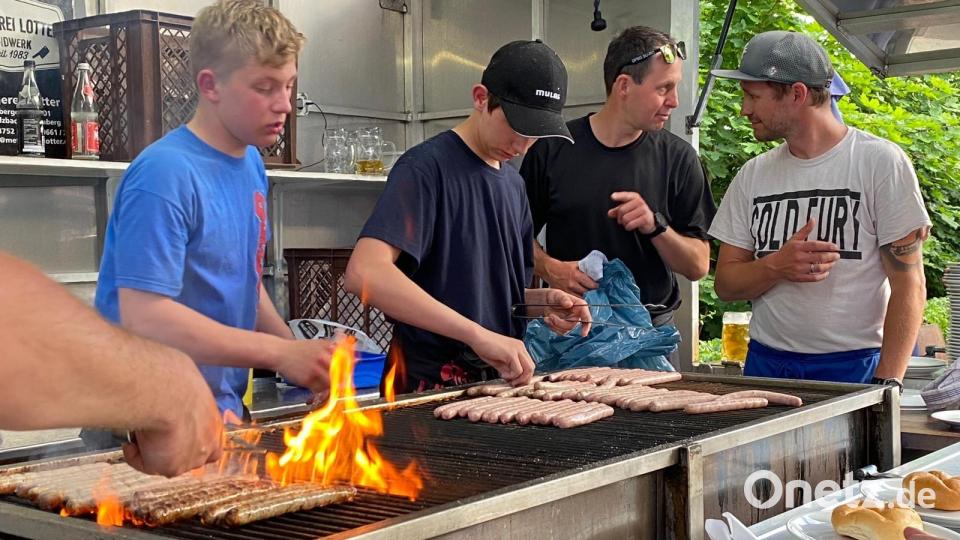 Schweißtreibende Arbeit: Die 15-Jährigen der Gruppe &quot;Wolpertinger&quot; übernahmen mehrere Stunden lang eine Arbeitsschicht in der Grillbude. Bild: Peter Zimmermann/exb