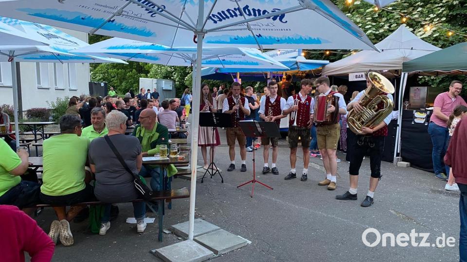 &quot;In Oiner Dur&quot; unterhielt die Gäste mit zünftiger Volksmusik und sorgte am Samstagabend für Stimmung. Bild: Peter Zimmermann/exb