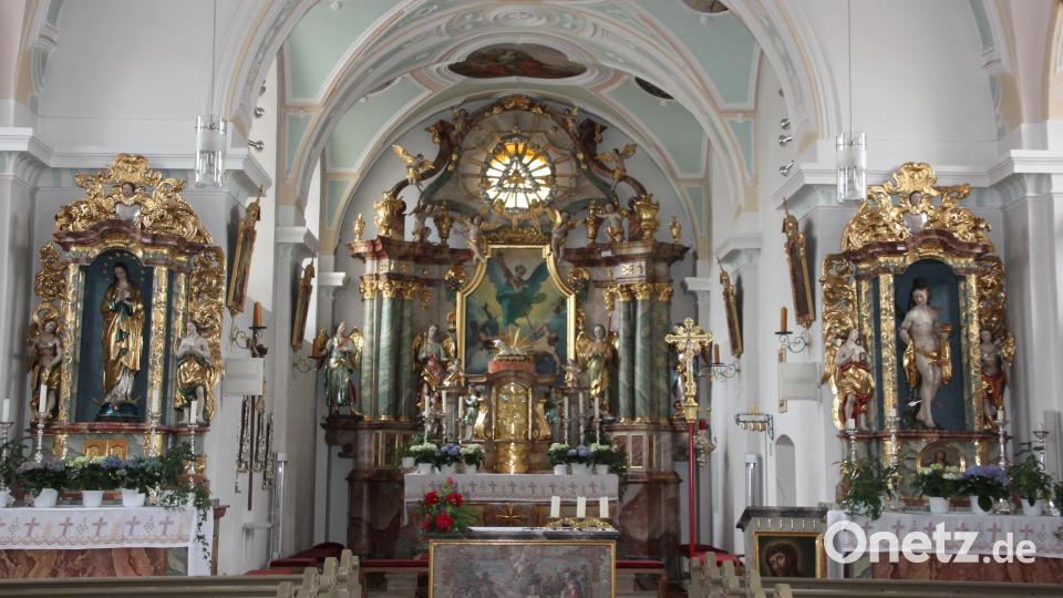 Im Zentrum der Kirche befindet sich der Hochaltar mit dem heiligen Michael und den Skulpturen der beiden Erzengel Gabriel (links) und Raphael (rechts). Links und rechts gibt es Seitenaltäre. Bild: kro