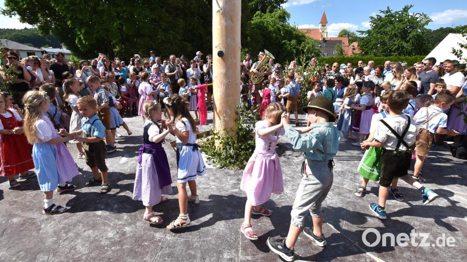 Dicht an dicht standen die Besucher der Illschwanger Kirwa, als 17 Paare der Kindertagesstätte St. Vitus den Baum austanzten. Bild: no