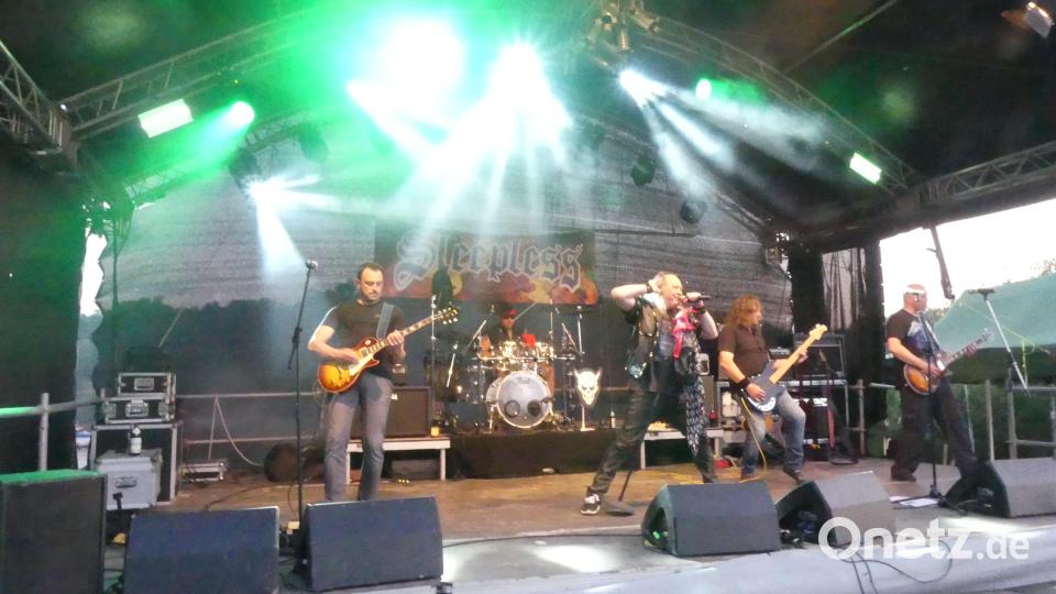 Keine Hexentänze über den Rußweiher erlebten die Besucher der Rocknächte am Hexenhäusl. Bühnenshows begeisterten und verleiteten zum Tanzen. Bild: rn