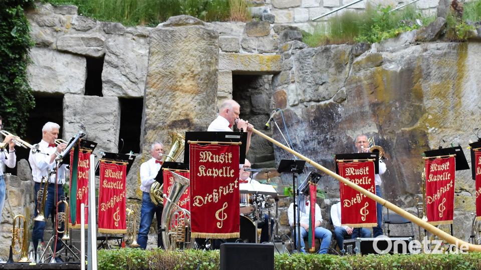 Dirigent Werner Schreml griff auch zum Alphorn. Bild: rgr