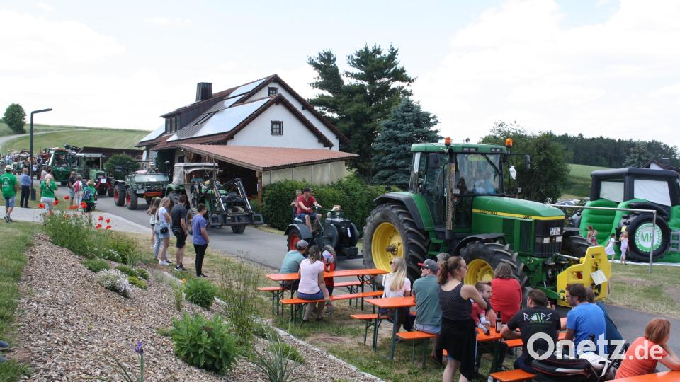 Ein kontrastreiches Bild bot die &quot;Schnauferlparade&quot;, bei der die über 270 nach Feilersdorf angereisten &quot;Vehikel&quot; durch Dort und Fluren defilierten: Hinter einem 155-PS-John Deere-&quot;Youngtimer&quot; tuckerte einer der beiden 18-PS-Fendt-Dieselross-Oldies von 1937. Bild: bjp
