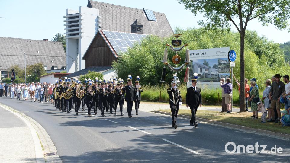Die Knappschaftskapelle Amberg voran, beim Festzug &quot;300 Jahre Brauerei Sterk&quot; in Raigering. Bild: Andreas Brückmann