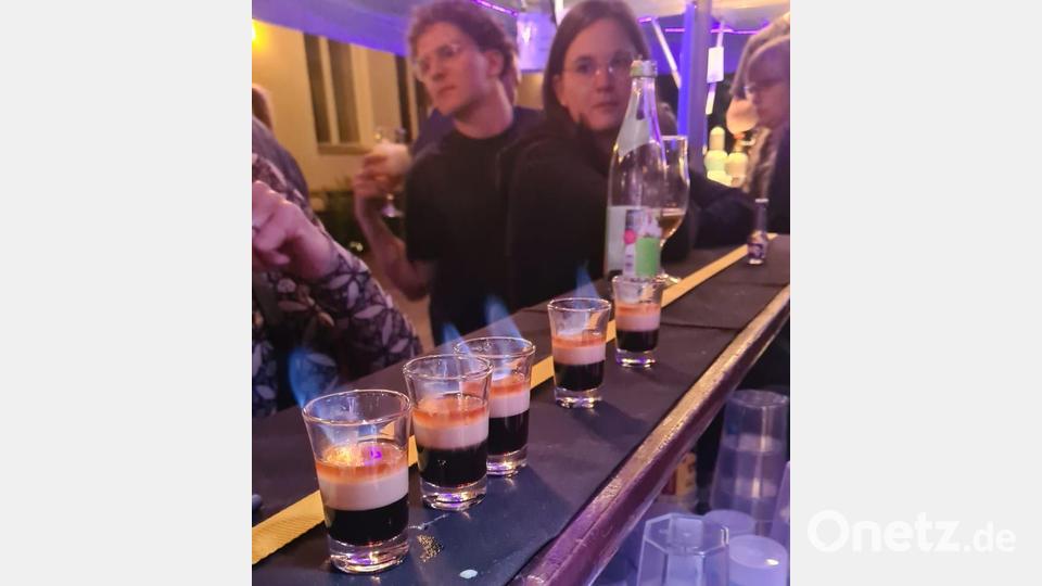 Feuer und Flamme: Manch einer &quot;versumpfte&quot; an der Kirwabar – was wohl nicht nur an den lauen Sommernächten, sondern auch an manchen B52-Cocktails lag. Bild: Peter Zimmermann/exb
