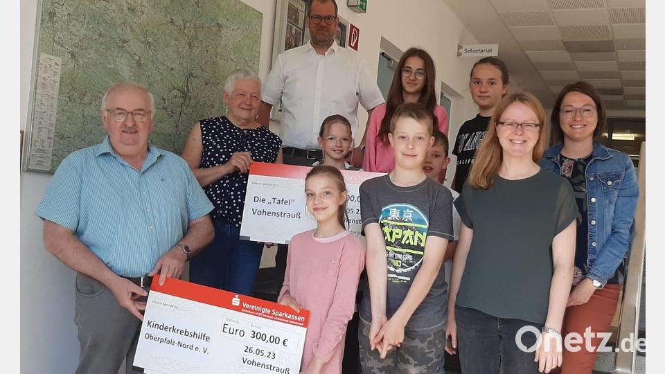 Mehr als 300 Euro gehen jeweils an die Kinderkrebshilfe in der Region Oberpfalz Nord und an die Vohenstraußer Tafel. Bild: dob