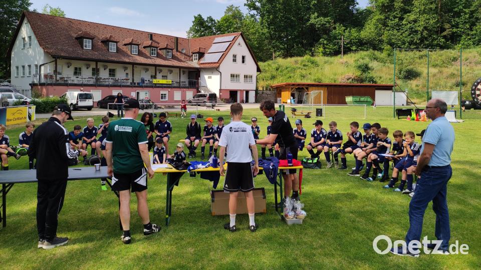 Drei Tage lang genossen 36 Nachwuchskicker die BFV-Fußball-Ferienschule auf dem weitläufigen Sportgelände der DJK Neustadt. Ein kompetentes Trainerteam bot ein tolles Programm. Bild: mas