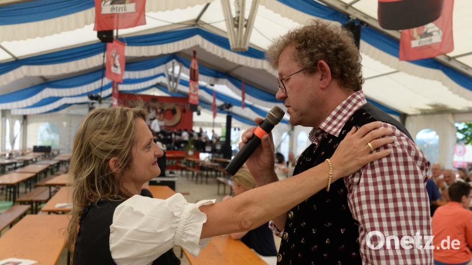 Braumeister Martin Sterk dankte seiner Frau Andrea Hiltl für die großartige Unterstützung beim großen Jubelfest. Bild: Andreas Brückmann