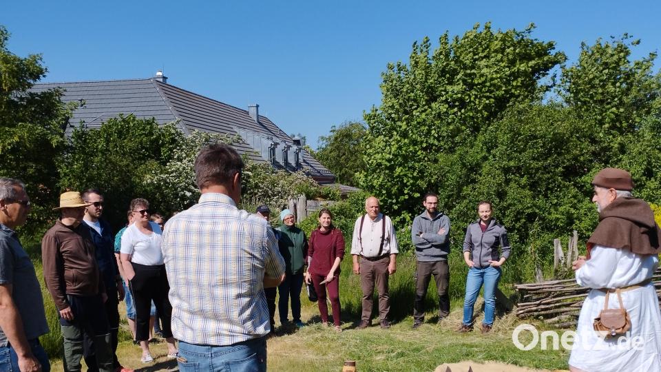 Bei einem Kurs lernten Teilnehmer im Geschichtspark Bärnau-Tachov den richtigen Umgang mit Sense und Sichel. Bild: jba