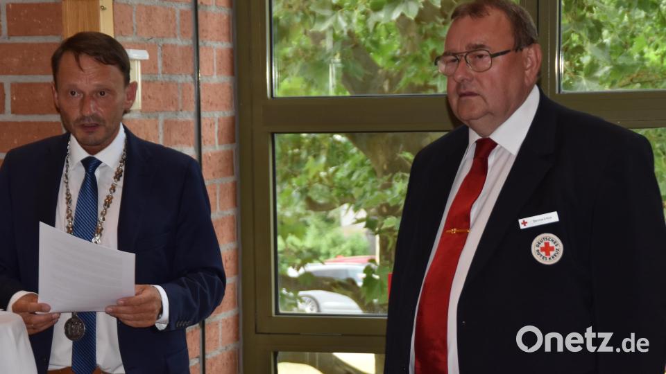 Hier ehrt Oberbürgermeister Jens Meyer Bernhard Kick. Bild: hcz