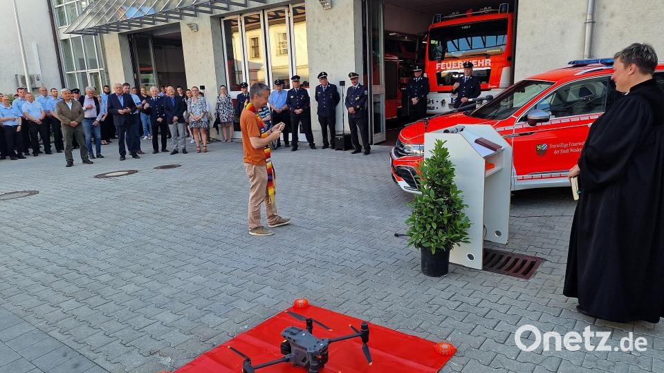 Neben dem neuen Einsatzwagen segnen die beiden Pfarrer auch die neue Drohne. Bild: R. Kreuzer