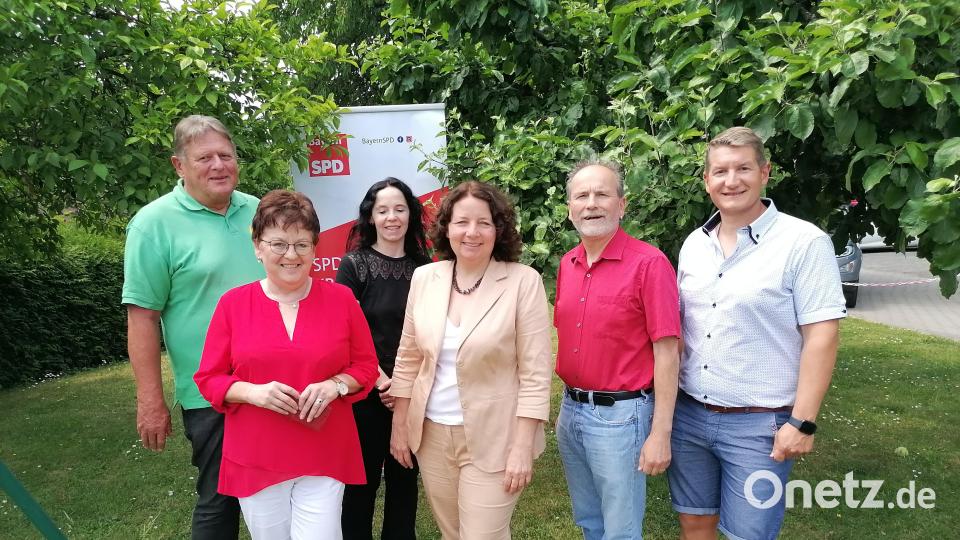 Das Gruppenfoto mit (von links) Imker Klaus Schmidt, Bezirksrätin Brigitte Scharf, Karolina Forster (Listenkandidatin Bezirk in 307), MdL Ruth Müller, Karl Georg Haubelt (Direktkandidat Landtag in 307) und Martin Gallersdörfer (Listenkandidat Landtag). Bild: SPD Landkreis Tirschenreuth/exb