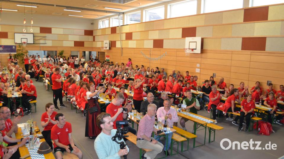Als die Schuhplattler auftreten, greifen die Gäste aus Ungarn zum Handy, um alles zu filmen. Bild: kki