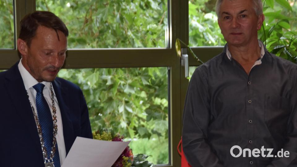 Hier zeichnet Oberbürgermeister Jens Meyer Thomas Raithel aus. Bild: hcz