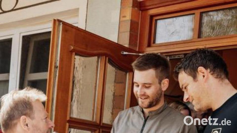 Bürgermeister Alwin Märkl (links) gratuliert Stefan und Johannes Dotzler. Bild: gri