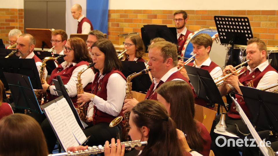Gefordert waren vor allem die Saxophone beim Stück &quot;Sax, Wind &amp; Funk&quot;. Die routinierten Musiker meisterten diese Aufgabe konzentriert, aber doch mit einer gewissen Gelassenheit. Bild: Artur Lindner