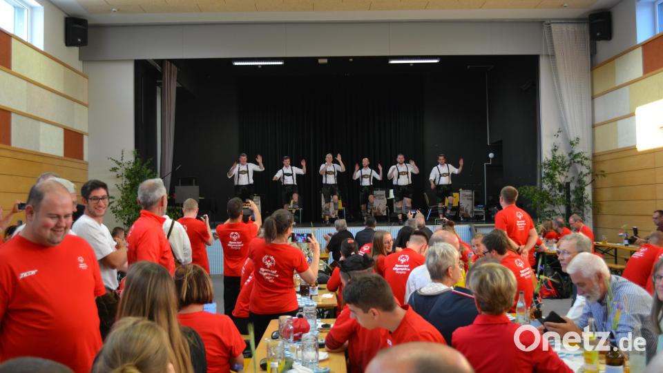 Es klatscht auf der Bühne: Die Schenkelzinterer aus Schwarzenbach tragen zum bayerischen Flair des Abends bei. Bild: kki