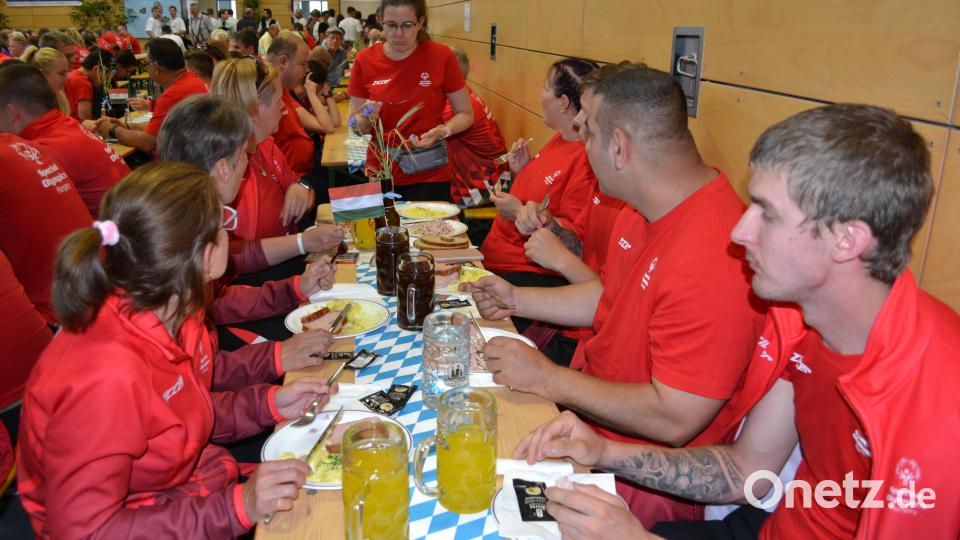 Ob Wurstsalat oder Leberkäs mit Kartoffelsalat, die ungarischen Sportler probieren sich durch die Speisekarte des Pirker Brettls. Bild: kki