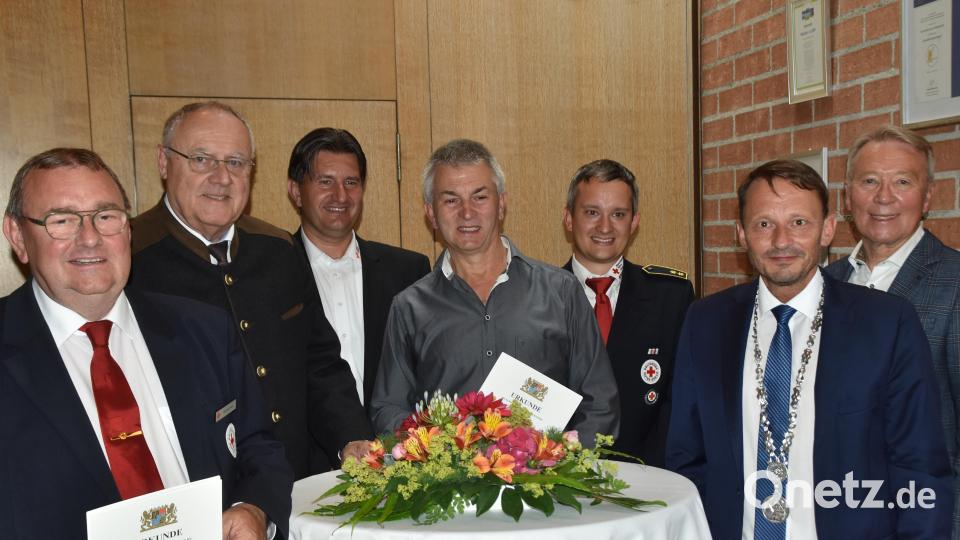 Die Geehrten Thomas Raithel (Mitte) und Bernhard Kick (links) zeigen sich im Kreis der Ehrengäste bei der Ehrung im Neuen Rathaus. Bild: hcz