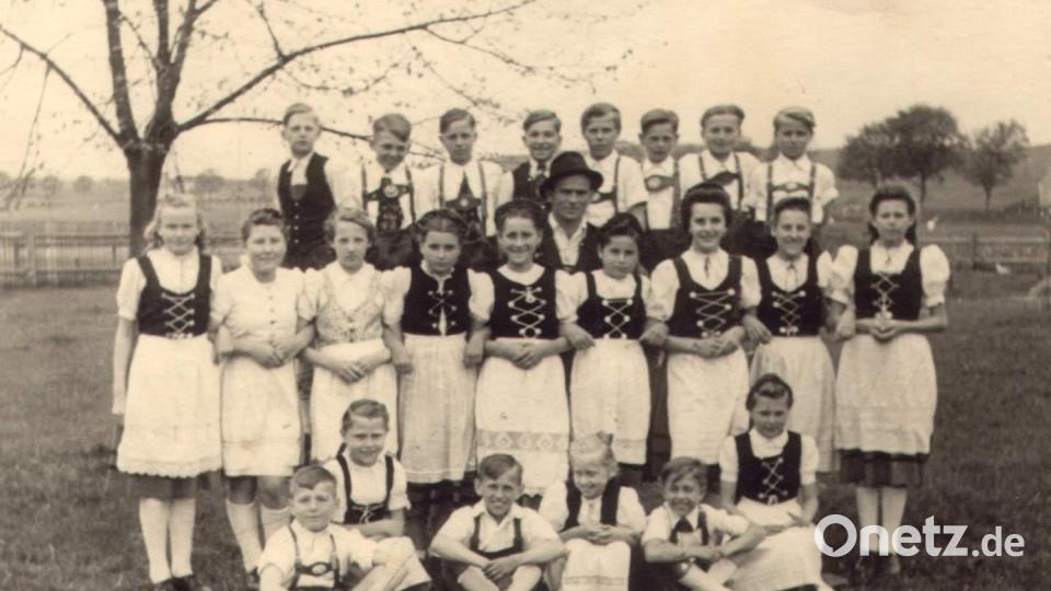 Schon zu Beginn der 50-er Jahre erkannte man beim Heimat- und Trachtenverein, dass man die Jugend für das Anliegen der Brauchtumspflege gewinnen muss (Bildmitte: Vorstand Sepp Dolles). Bild: Archiv Schulz