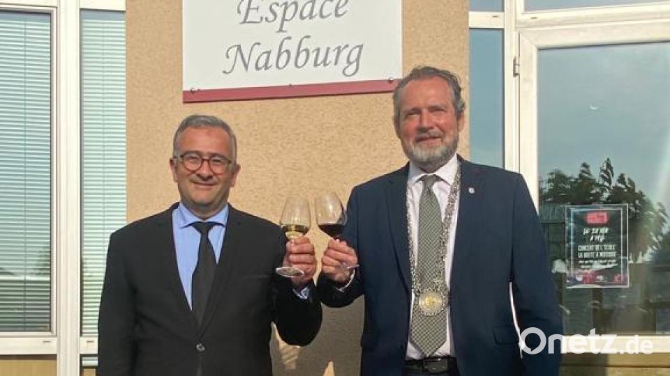 Bürgermeister Jacques Breillat und sein Amtskollege Frank Zeitler. (von links) stießen auf das Wohl der Partnerschaft an. Bild: Stadt Nabburg/exb