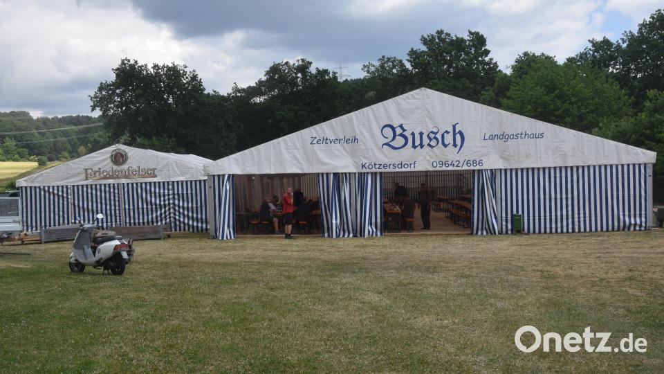 Festzelt und Barzelt stehen in drei Stunden. Der Dank geht an 30 Helfer. Die Feuerwehr ist gerüstet für die beiden Festabende. Bild: fz