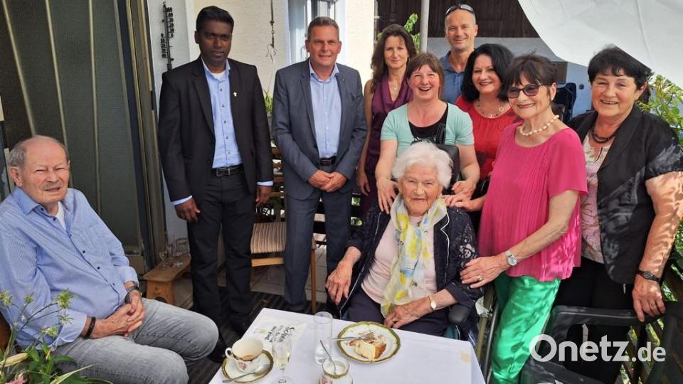 Einige Gratulanten feierten mit Maria Lobinger ihren 104. Geburtstag. Bild: Eckl/exb