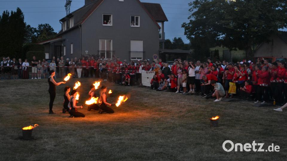 Begeistert verfolgt das einheimische und ungarische Publikum die Feuershow. Bild: kki