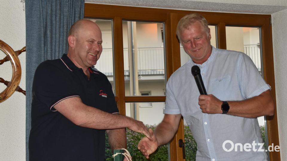 Heimatringvorsitzender Heiner Vierling (rechts) dankte Dr. Sebastian Schott namens der 69 Delegierten der heimat -, kultur - und brauchtumspflegenden Vereine. Bild: hcz