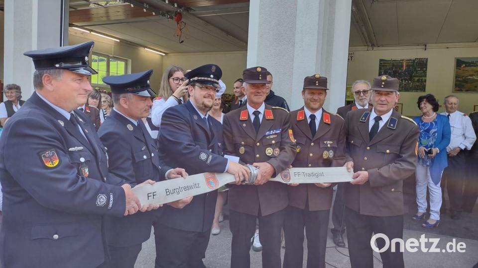 Kommandant Andreas Veitinger (Dritter von rechts) mit seinen Vorstandskollegen entspricht nach ausgiebiger Beratung der Bitte der Burgtreswitzer Wehr (links). Bild: gi
