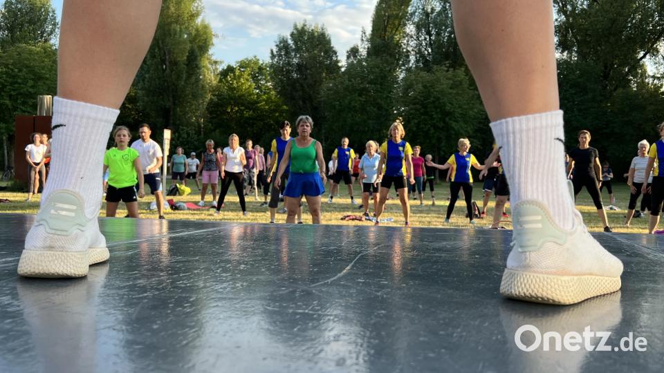 Gelungene Premiere: Zum ersten Feierabend-Workout auf der Bleichwiese beim ACC kamen am Mittwochabend so viele Interessierte, dass selbst die Veranstalter überrascht waren.