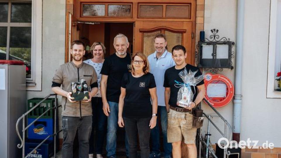 125 Jahre Wirtshaustradition in Freudenberg (von links): Stefan Dotzler, Barbara Märkl, Oswald und Ingrid Dotzler, Bürgermeister Alwin Märkl und Johannes Dotzler. Bild: gri