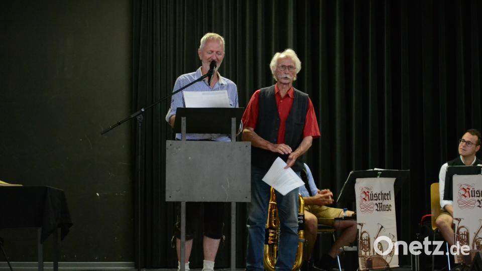 Thomas Fritsch begrüßt zusammen mit Dolmetscher Georg Müller die ungarische Delegation in der Pirker Mehrzweckhalle zum bayerischen Abend. Bild: kki