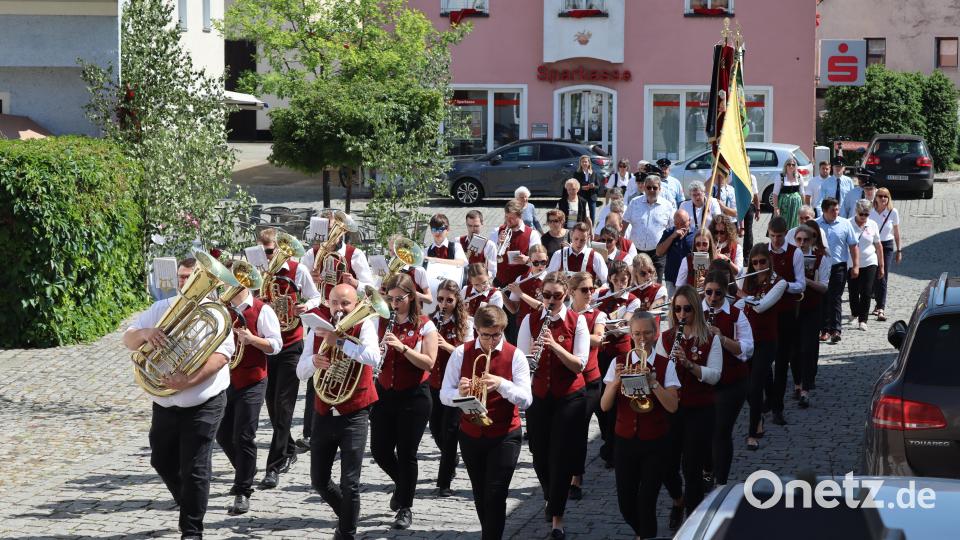 Die Blaskapelle St. Georg Rieden sorgt bei ihrem Sommerfest den ganzen Tag über mit ihrer Musik für eine ausgelassene Stimmung. Den Auftakt macht ein Festzug. Bild: mrr