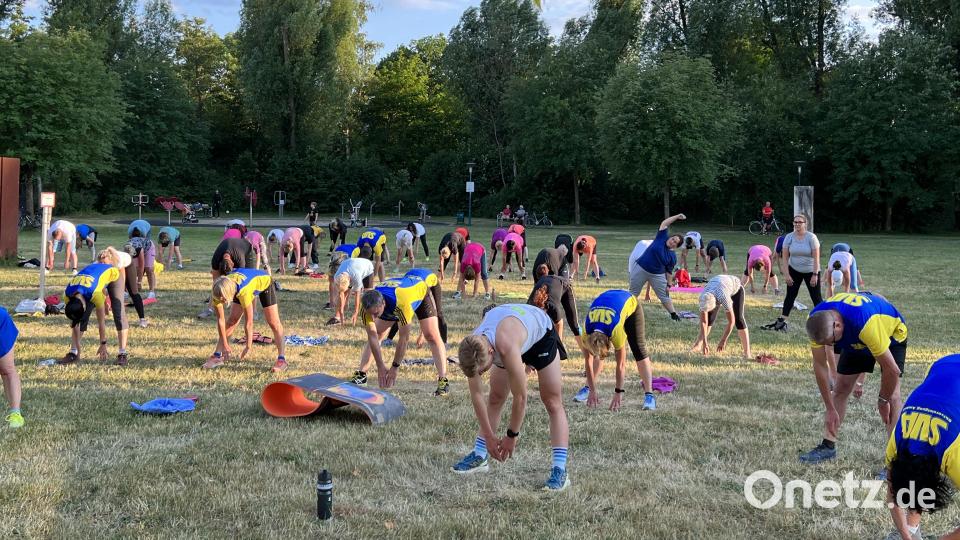 In der Abendsonne, unter freiem Himmel und in motivierender, großer Runde macht Sporteln besonders viel Spaß. Bild: Heike Unger