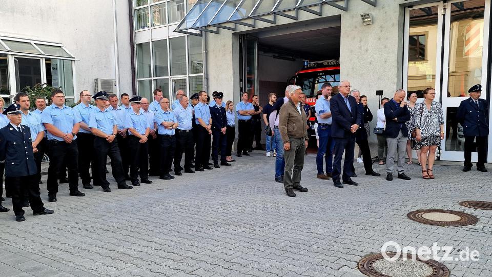 Diese Gäste und Abgeordnete der befreundeten Feuerwehren sind zur offiziellen Inbetriebnahme gekommen. Bild: R. Kreuzer